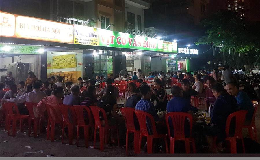 Cảnh ăn nhậu trên vỉa hè tại một con phố thuộc quận Hoàng Mai.