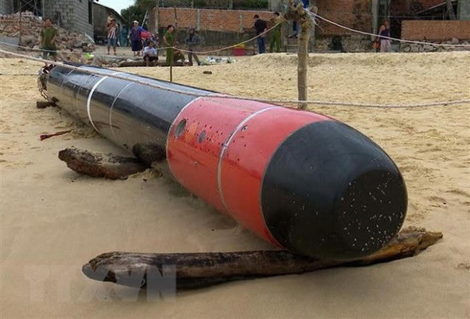 Quả ngư lôi còn mới được đưa lên bờ an toàn. Ảnh: TTXVN