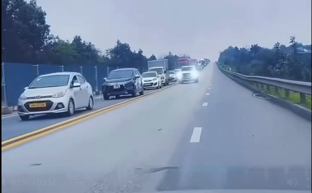 Hình ảnh nữ tài xế lái xe ngược chiều, nháy đèn trên cao tốc. Ảnh cắt từ clip