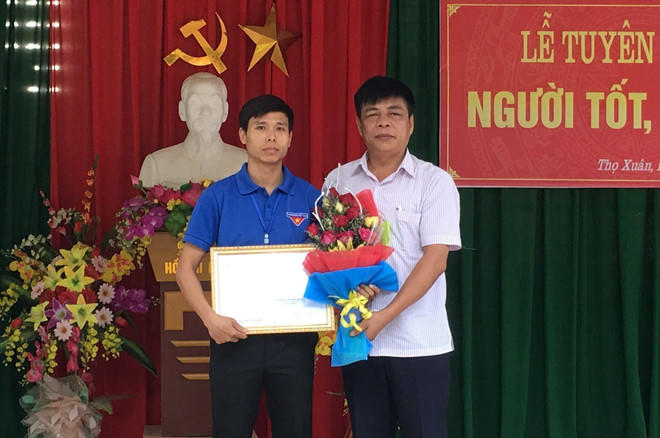 Ông Lê Huy Nhị, Trưởng Phòng GD&amp;ĐT huyện Thọ Xuân trao tặng Giấy khen của Chủ tịch UBND huyện cho thầy Phạm Văn Thiện. (Ảnh: Huyện đoàn Thọ Xuân)