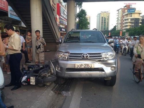 Xe ôtô gây tai nạn tại hiện trường.