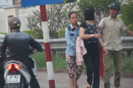 Đối tượng Thủy đang thực hiện hành vi móc túi người dân.