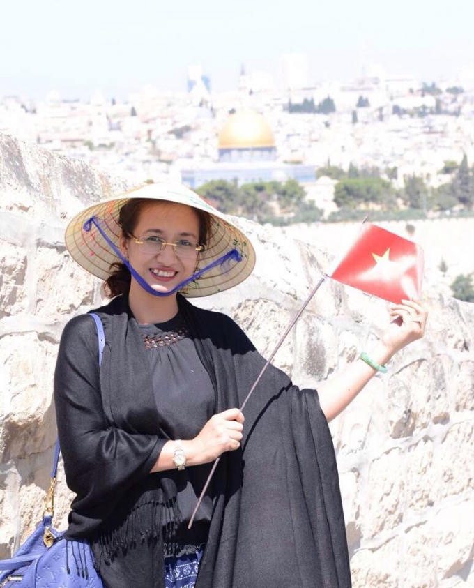 Đ&acirc;y l&agrave; một trong những bức ảnh hiếm hoi của V&acirc;n Anh trong chuyến c&ocirc;ng t&aacute;c khi c&ograve;n ở l&agrave;m việc ở b&ecirc;n Đ&agrave;i.