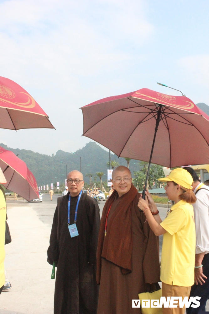 Anh: Tinh nguyen vien doi nang huong dan dai bieu trong Dai le Phat dan Vesak 2019 hinh anh 4