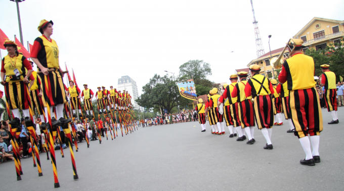 Màn biểu diễn cà kheo của các nghệ sỹ đến từ nước Bỉ.