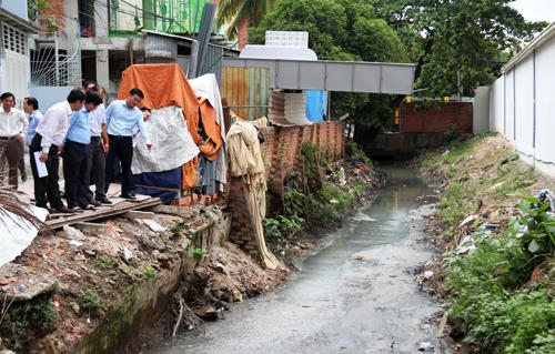 Kênh A41 trước đây rộng 8 m, nhưng do bị lấn chiếm nên có đoạn chỉ còn rộng 1 m. Ảnh: H.C