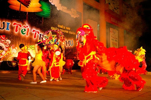 Múa lân là một trong những hoạt động tiêu biểu trong ngày lễ này.
