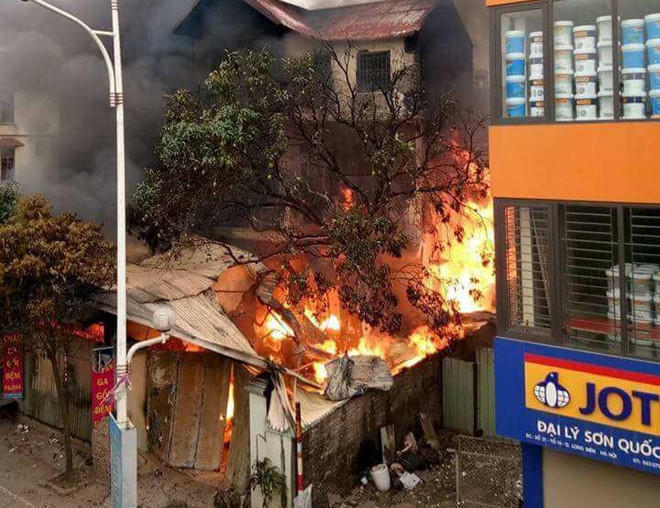Ngọn lửa bùng lên vào lúc sớm khiến ít nhất 1 người tử vong. (Ảnh: báo Zing.vn)