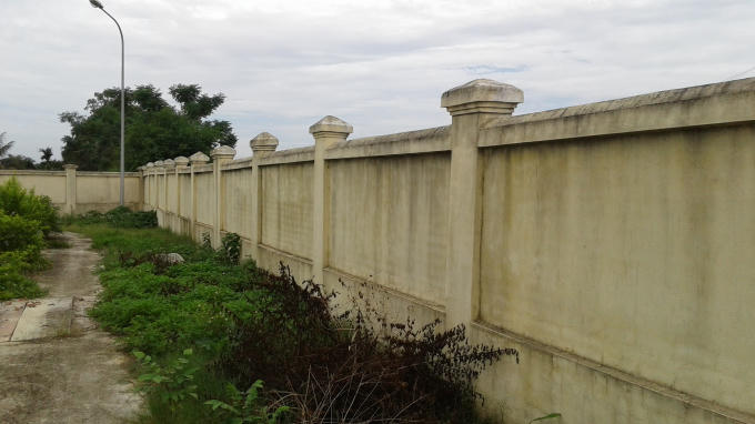 Đoạn tường Huy cùng nhóm bạn trèo vào tắm trộm trong bể chứa Nhà máy nước Minh Lộc. Ảnh: Nguyệt Chi