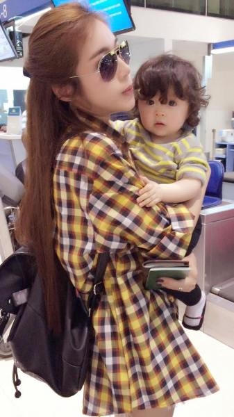 Hai mẹ con ai nấy đều dễ thương.