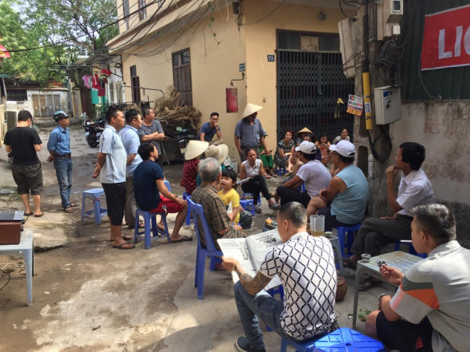 Rất đông người dân tập trung tại tổ 68 phường Tương Mai phản đối về dự án Thịnh Liệt.