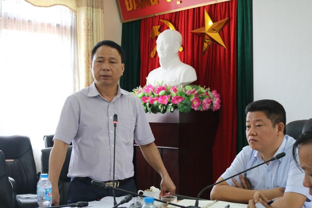 Ông Nguyễn Hồng Lâm (trái) Chủ tịch UBND huyện Quốc Oai.