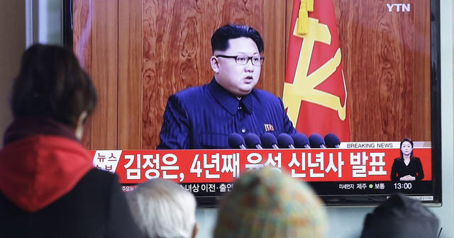 Người dân Hàn Quốc xem bản tin về nhà lãnh đạo Triều Tiên Kim Jong-un phát trên tivi tại ga tàu điện ngầm ở Seoul (Ảnh: Reuters)