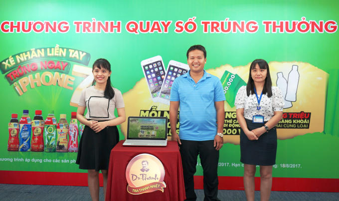 Đại diện người tiêu dùng và đại diện sở Công thương tỉnh Bình Dương tham gia chương trình quay số trúng thưởng.