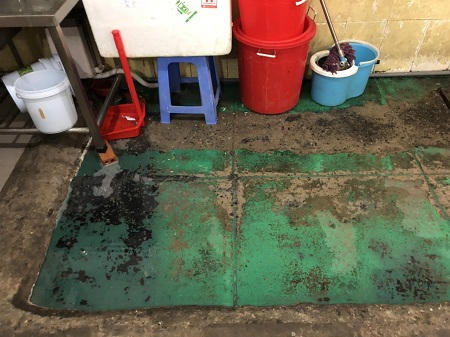 Sàn khu vực sản xuất Công ty TNHH Đồng Tiến xuống cấp