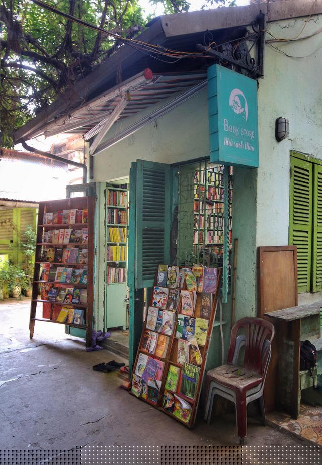 Những năm 90, ông Luy vẫn nhớ như in cuộc sống khốn khó của hai vợ chồng những vẫn quyết tâm vay lãi ngân hàng 1000 USD để mua mặt bằng mở tiệm sách.