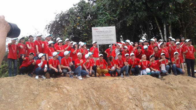 Hàng trăm tình nguyện viên tham gia ngày hội "Vì một Việt Nam xanh".