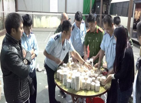 Lực lượng chức năng kiểm tra số hàng hóa đồ mỹ nghệ nghi là ngà voi. (Ảnh: báo Gia đình Việt Nam)