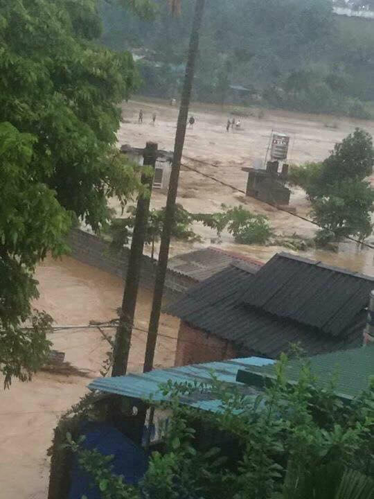 Hàng loạt những ngôi nhà bị chìm trong dòng nước lũ. (Ảnh: Tùng Duy - Báo Tiền Phong)