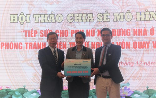 Ông Nguyễn Quốc Long - Chủ tịch Công đoàn Công ty Cổ phần Tư vấn Xây dựng Điện 2 và ông Vũ Tam Bách đại diện cho Tập đoàn Thái Bình Dương trao bảng tài trợ cho Quỹ Miền Trung