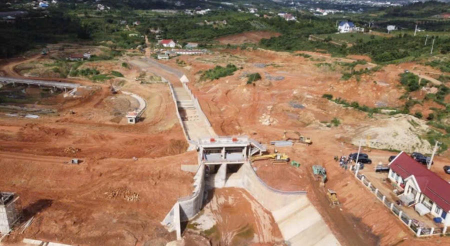 Xin ý kiến chuyên gia để giải cứu hồ chứa nước gần 500 tỉ đồng. Ảnh: Khánh Phúc