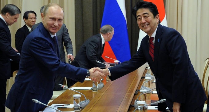 Tổng thống Nga Putin và Thủ tướng Nhật Abe. (Ảnh: Reuters)