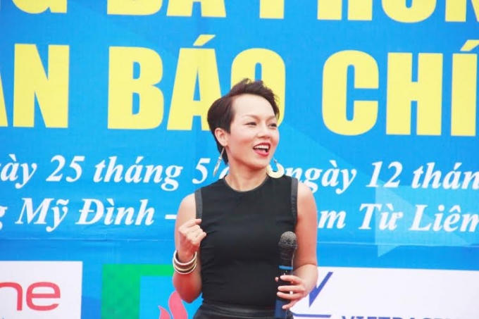 Thái Thùy Linh cháy hết mình tại buổi lễ khai mạc giải bóng đá Presscup 2016