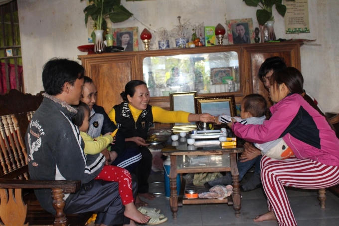 Bà con, hàng xóm tới chia vui với gia đình ông Long.