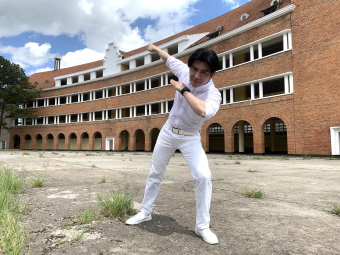 Đan Trường vừa hé lộ loạt hình ảnh hậu trường của MV 'Nắng sân trường' version 2019. Ngay lập tức nhận, những hình ảnh hậu trường đã được sự quan tâm của người hâm mộ.