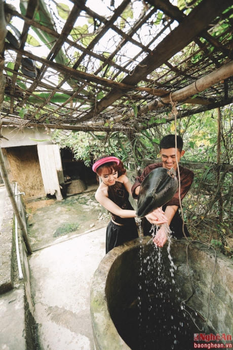 Cô dâu Thủy Tiên chia sẻ, cô và chú rể của mình yêu thích cái nhẹ nhàng, dân dã của những miền quê dù họ là người thành phố. Vì thế, họ đã lên ý tưởng cho bộ ảnh cưới của mình mang đậm chất thôn quê.