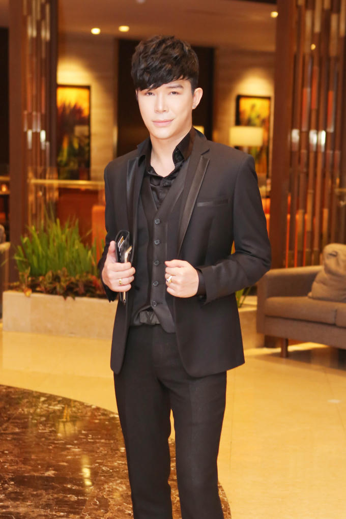 Nathan Lee đeo nhẫn kim cương trị giá hơn 8 tỷ đồng tới mừng Lý Nhã Kỳ ra mắt tiệm kim cương mới