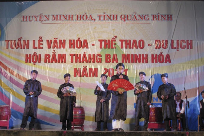 Các cao niên hát Sắc bùa tại hội rằm tháng ba.