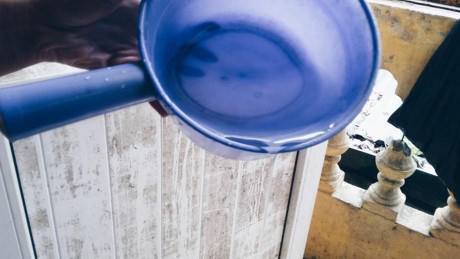 H&agrave; Nội: Sinh vi&ecirc;n ĐH Kinh tế Quốc d&acirc;n k&ecirc;u trời v&igrave; nguồn nước vừa đục vừa bẩn ở k&yacute; t&uacute;c x&aacute;