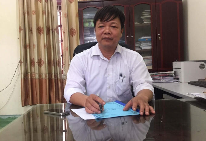 Ông Nguyễn Như Tuyển - Chủ tịch xã Hòa Nam trong buổi tiếp xúc với PV quanh việc nữ sinh V., thầy H. và cô giáo H. L. Ảnh: Huy Trung.