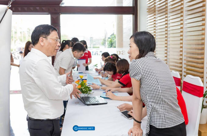 Chuyên gia giải đáp thắc mắc cho học viên đến tập huấn.
