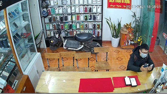 Thái đóng giả khách mua điện thoại tại cửa hàng của anh Thuộc rồi chiếm đoạt vào ngày 25/11.