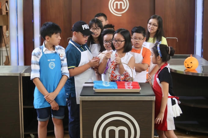 Các thí sinh còn lại bốc thăm để chọn đồng đội.