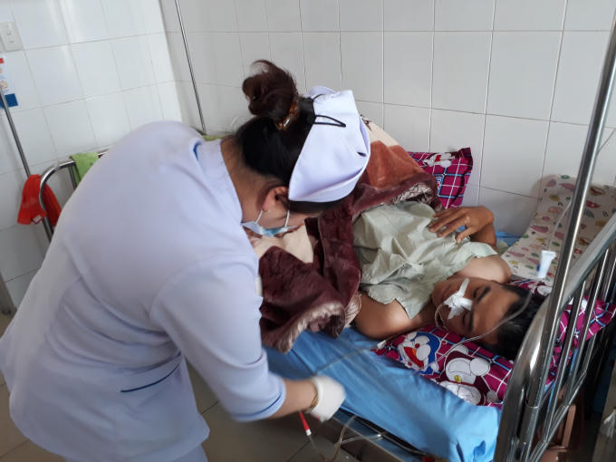 Anh Kỳ được đưa đi cấp cứu sau khi trúng đạn.