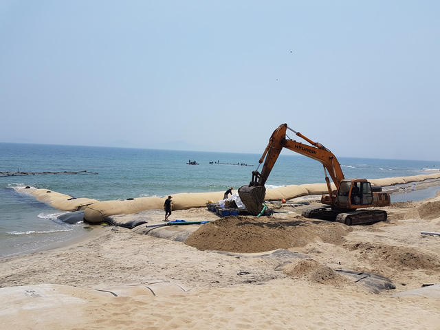 Khu vực bãi biển Cửa Đại đoạn từ resort Victoria đến Palm Garden đang đượclàm kè mềm và hút cát bơm vào để tạo bãi.