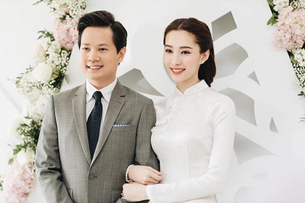 Những hình ảnh hiếm hoi trong buổi ăn hỏi của người đẹp Đặng Thu Thảo đang thu hút sự quan tâm của cộng đồng mạng.