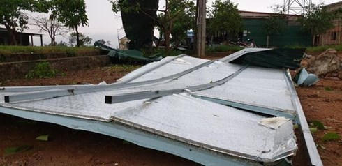 Mái che của một hộ dân bị hất bay xa hàng chục mét.