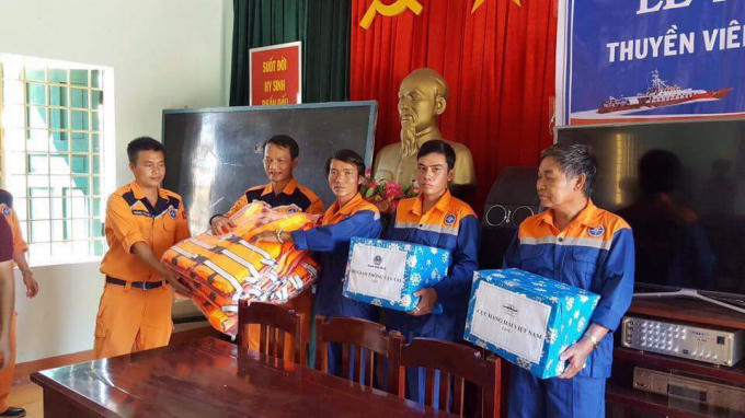 Cục Hàng hải tặng quà cho Trung tâm Phối hợp tìm kiếm cứu hộ, cứu nạn Việt Nam đã cứu nạn thành công thuyền và các thuyền viên vào bờ.