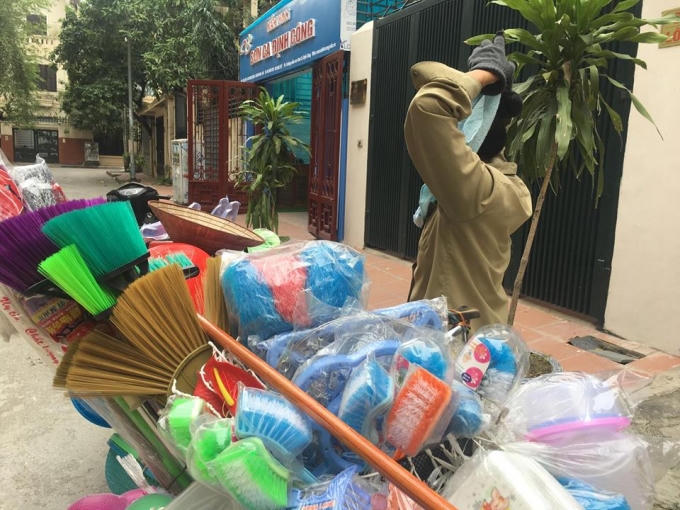 Người bán hàng rong này luôn tìm cho mình các khu dân cư để chào hàng, tránh sự