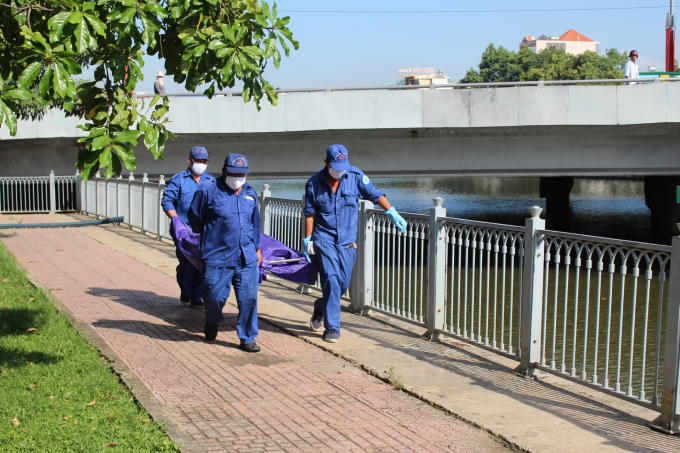 Thi thể người phụ nữ dưới kênh Nhiêu Lộc-Thị Nghè được đưa về nhà xác bệnh viện.