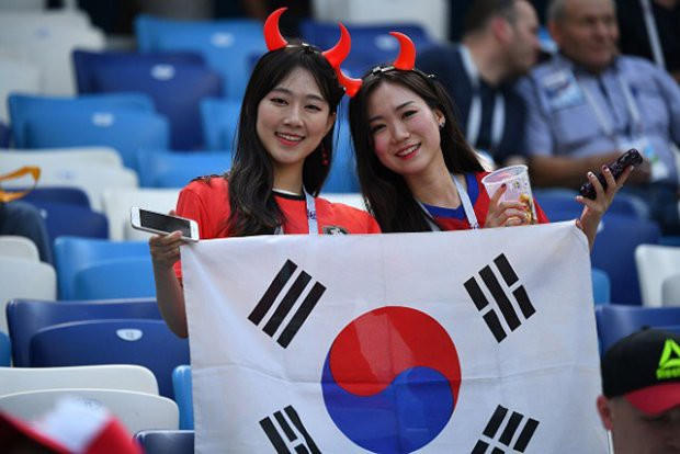 Fan Hàn Quốc trên khán đài sân bóng tại nước Nga
