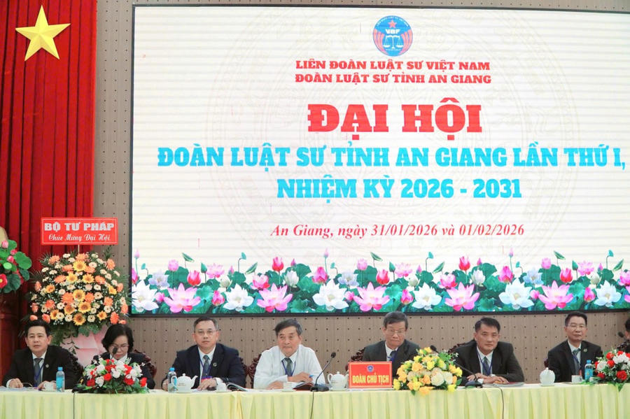Đoàn chủ tịch làm việc tại đại hội