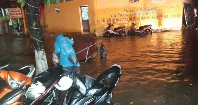 Khu vực đường Nguyễn Văn Trỗi và Hồ Chùa Bầu cũng bị ngập nặng.