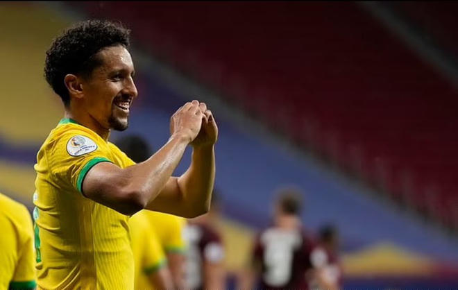 Niềm vui của Marquinhos sau pha lập công.