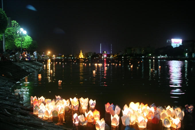 ...được gió đưa đi khắp hồ.
