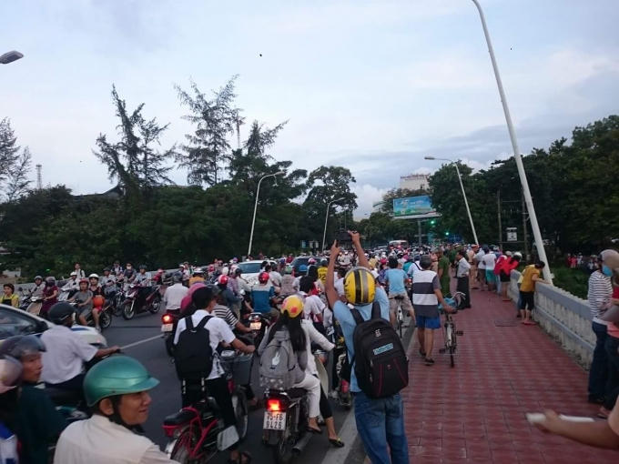 Vụ việc khiến giao thông trên cầu Phú Xuân ùn tắc.